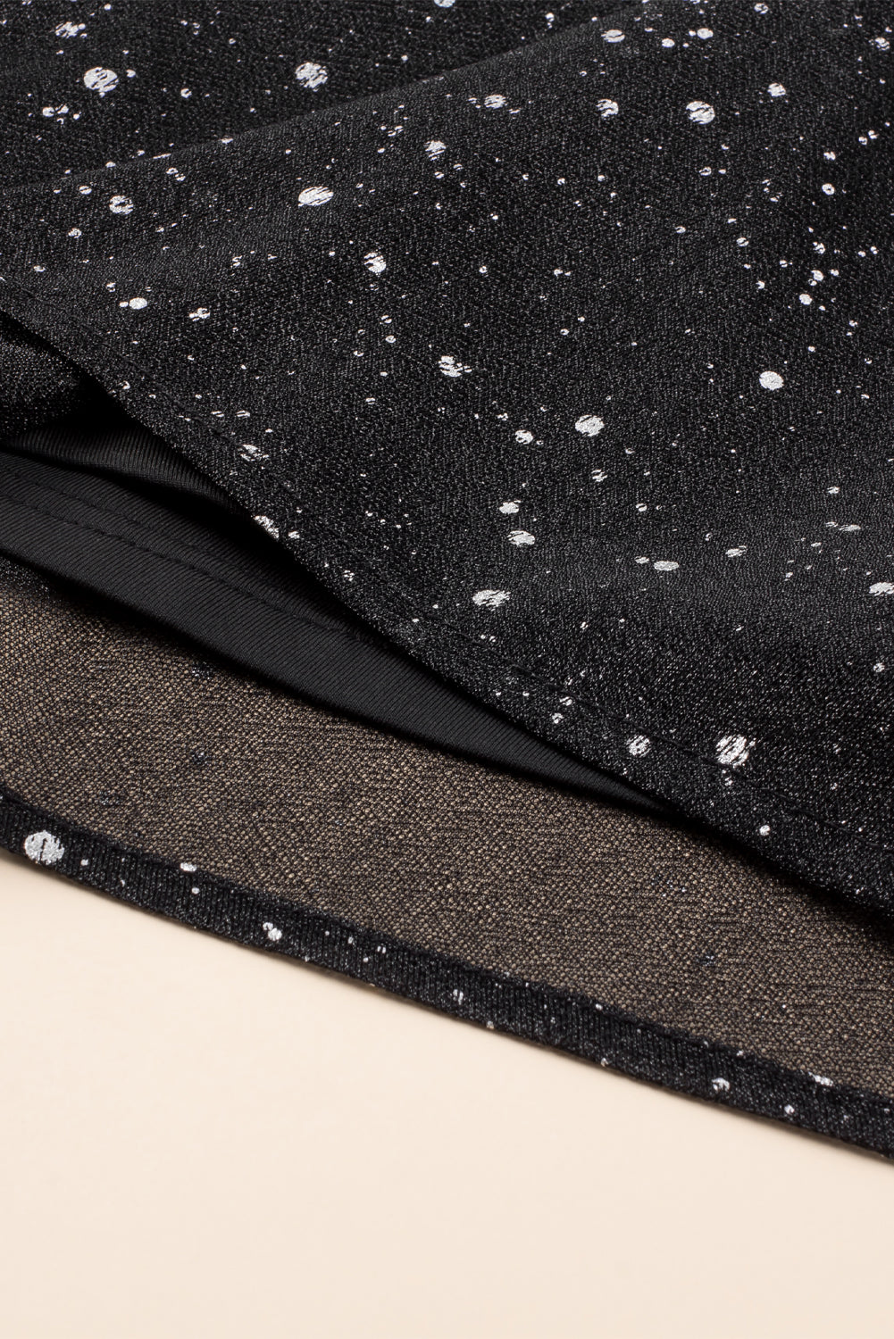 Robe Élégante en Paillettes Noires avec Détails en Maille