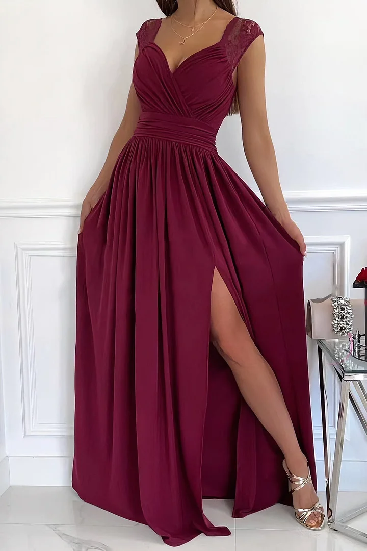 Robe en dentelle sans manches avec ourlet et découpes au dos
