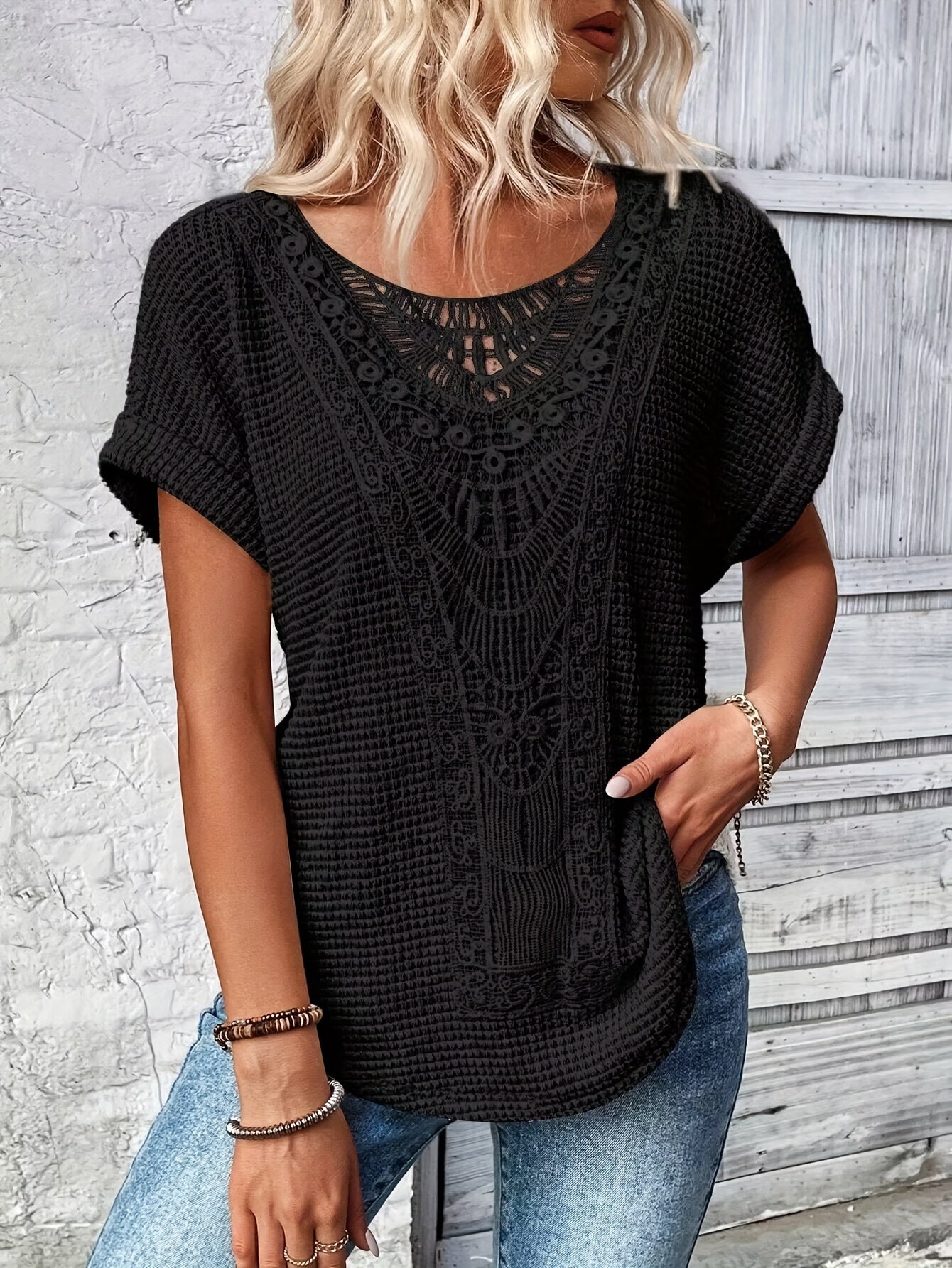 T-shirt Chic en Dentelle avec Accents Tendance