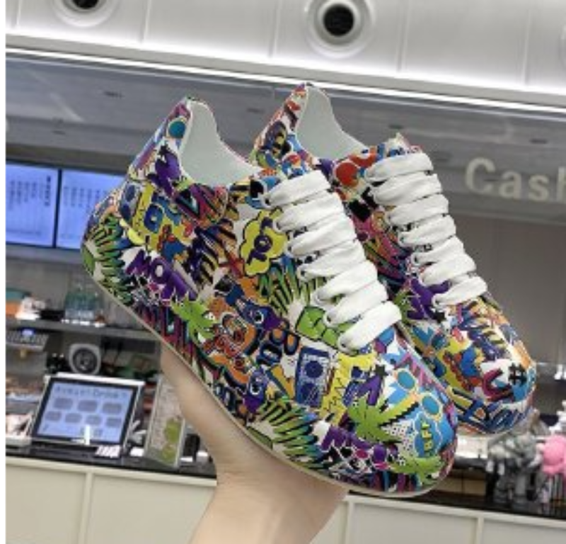 Chaussures Superposées pour Femmes au Design Graffiti