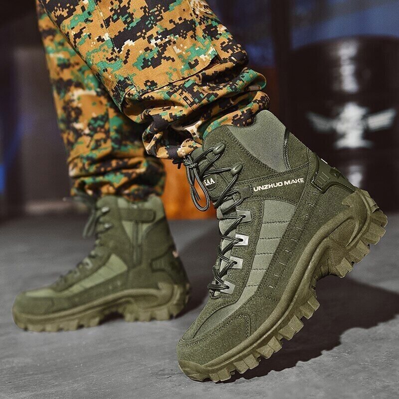 Bottes d'Hiver Élégantes au Design Militaire